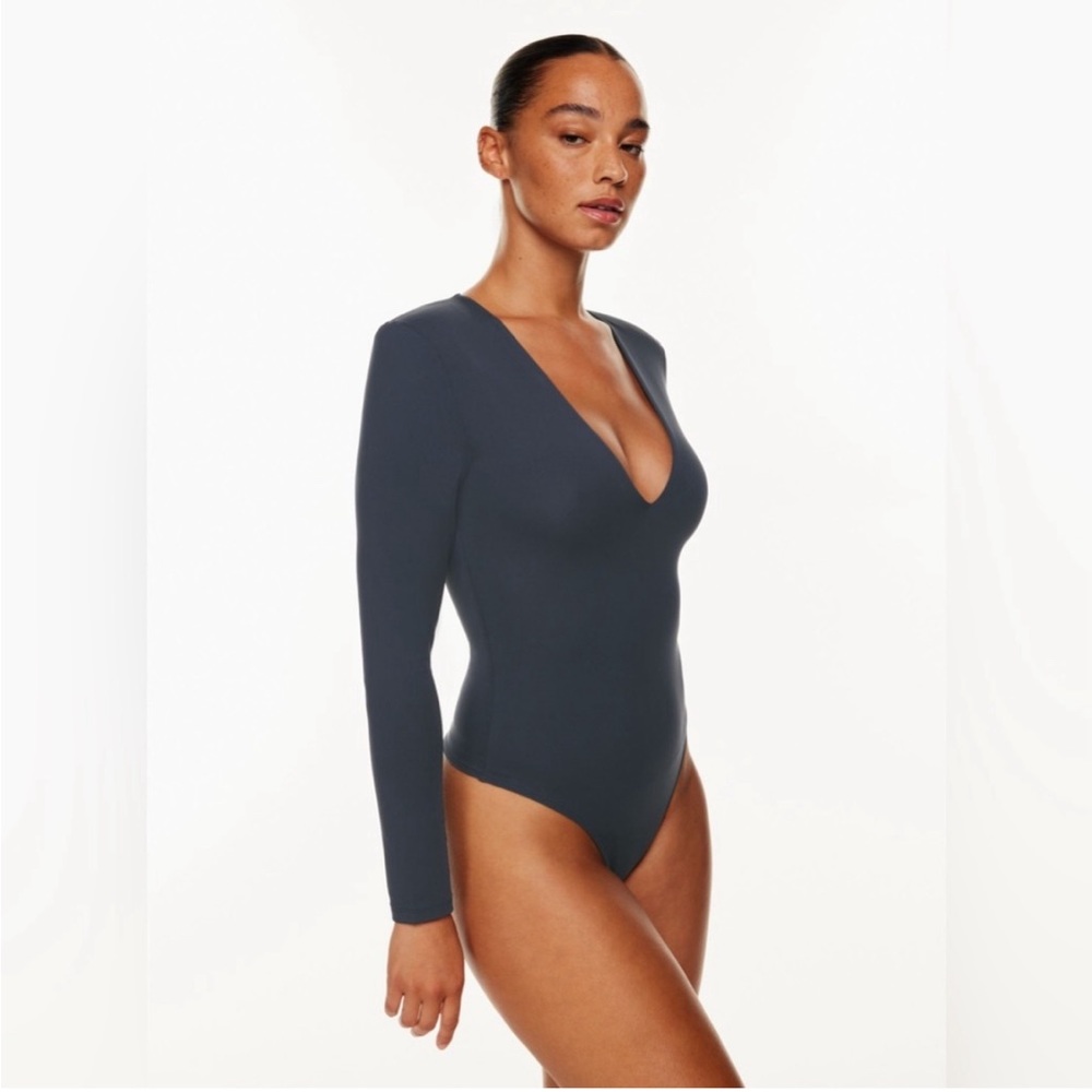 Babaton forest green! v neck shoulder pad contour bodysuit xs